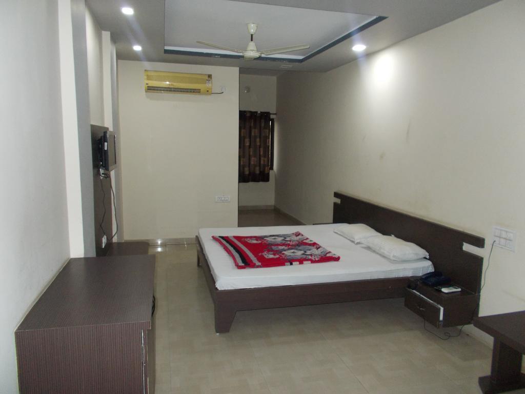 Hotel Rudraksh Virani Екстериор снимка